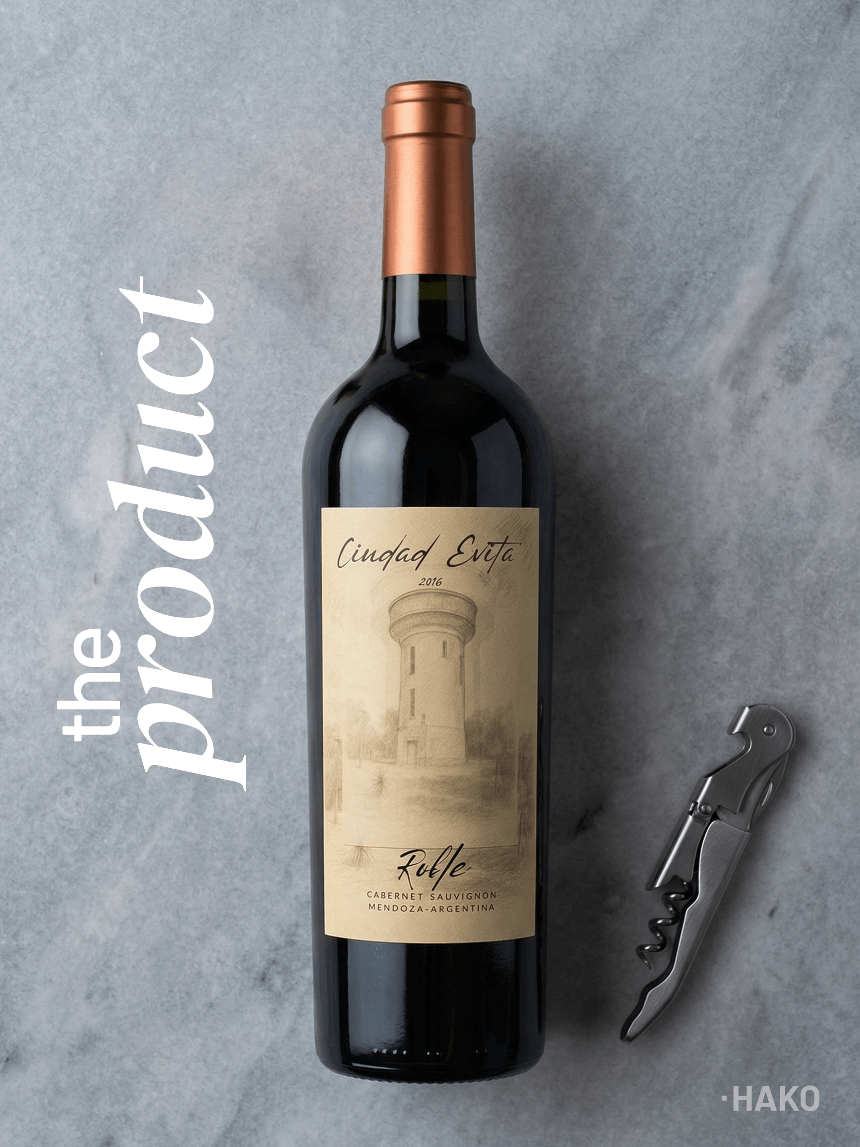 Botella de Ciudad Evita Roble Cabernet Sauvignon acostada sobre mármol gris, junto a un sacacorchos.