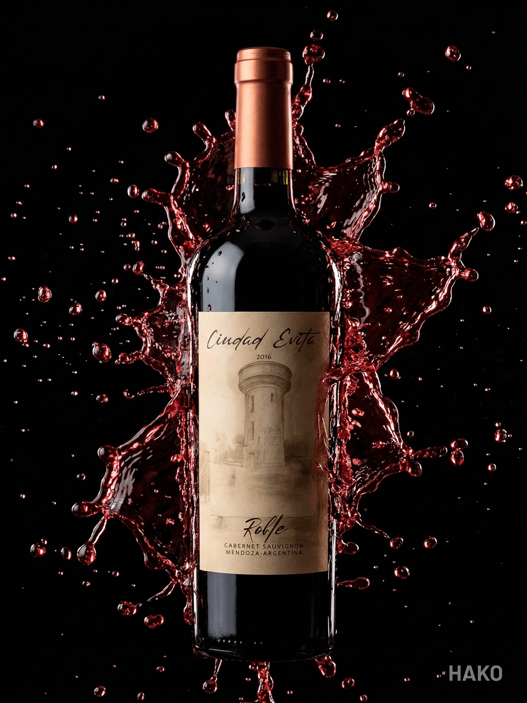 Botella de Ciudad Evita Roble sobre fondo negro con una explosión de vino tinto a su alrededor.
