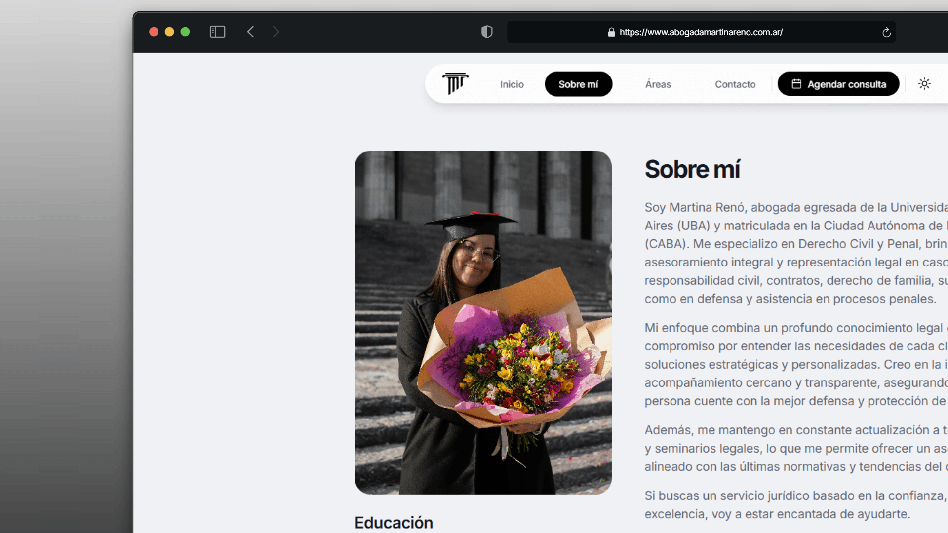 Sección “Sobre mí” del sitio: foto de la doctora con birrete y un ramo de flores junto a un texto que describe su formación y enfoque profesional.
