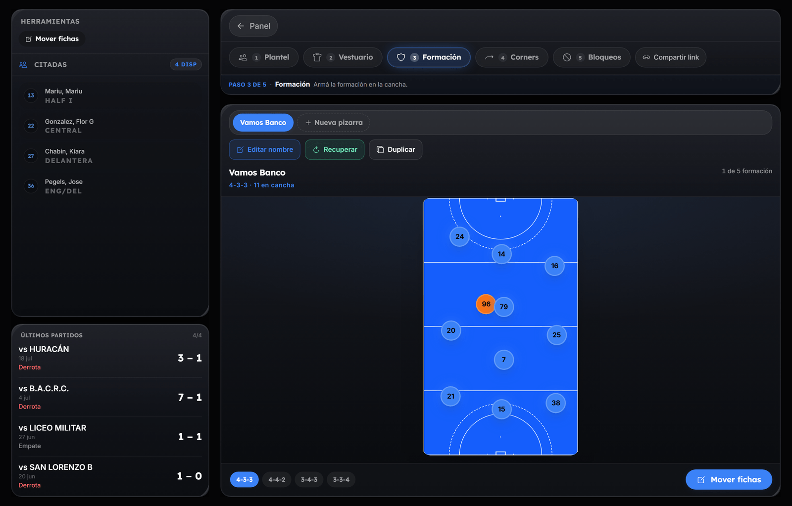 Paso 3 de 5 en Renó: pizarra de formación con la cancha de hockey en azul y las fichas numeradas de las jugadoras ubicadas en un 4-3-3, con la lista de citadas y los últimos partidos a la izquierda.